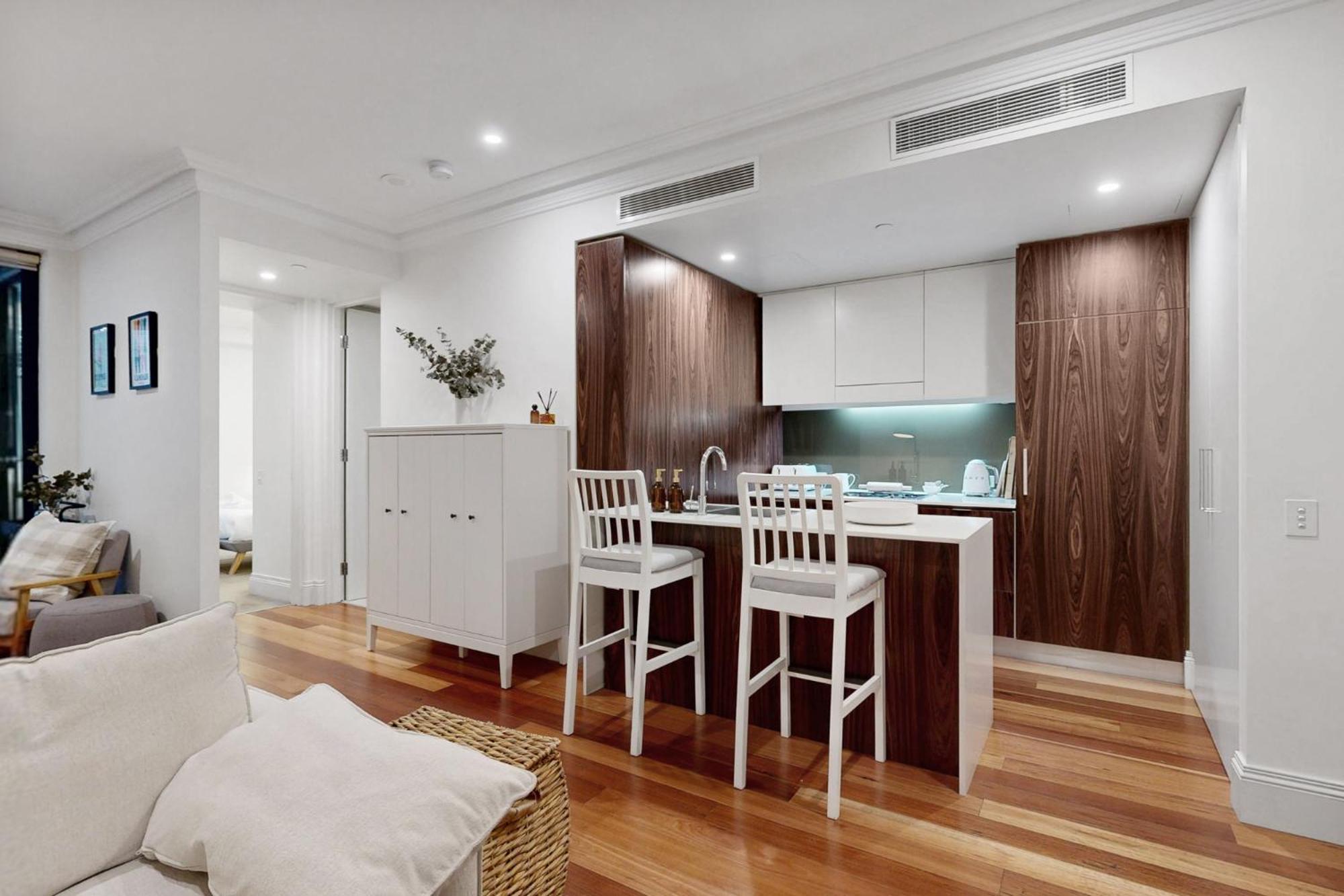 Stylish Escape With Private Courtyard Apartment *