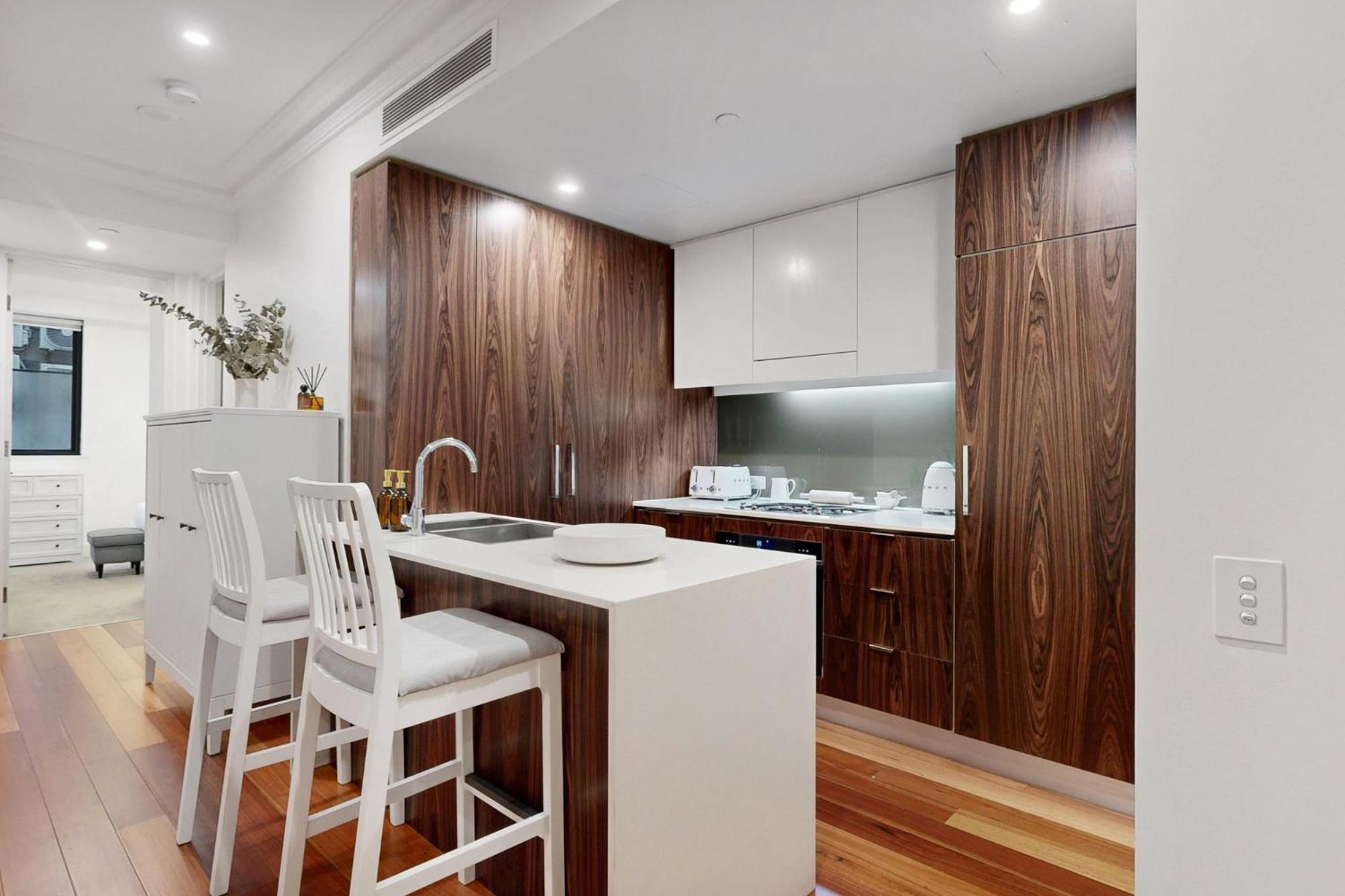 Stylish Escape With Private Courtyard Apartment *